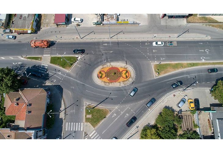 Кръговото кръстовище в кв. "Кольо Ганчев" Кръговото кръстовище в кв. "Кольо Ганчев"
